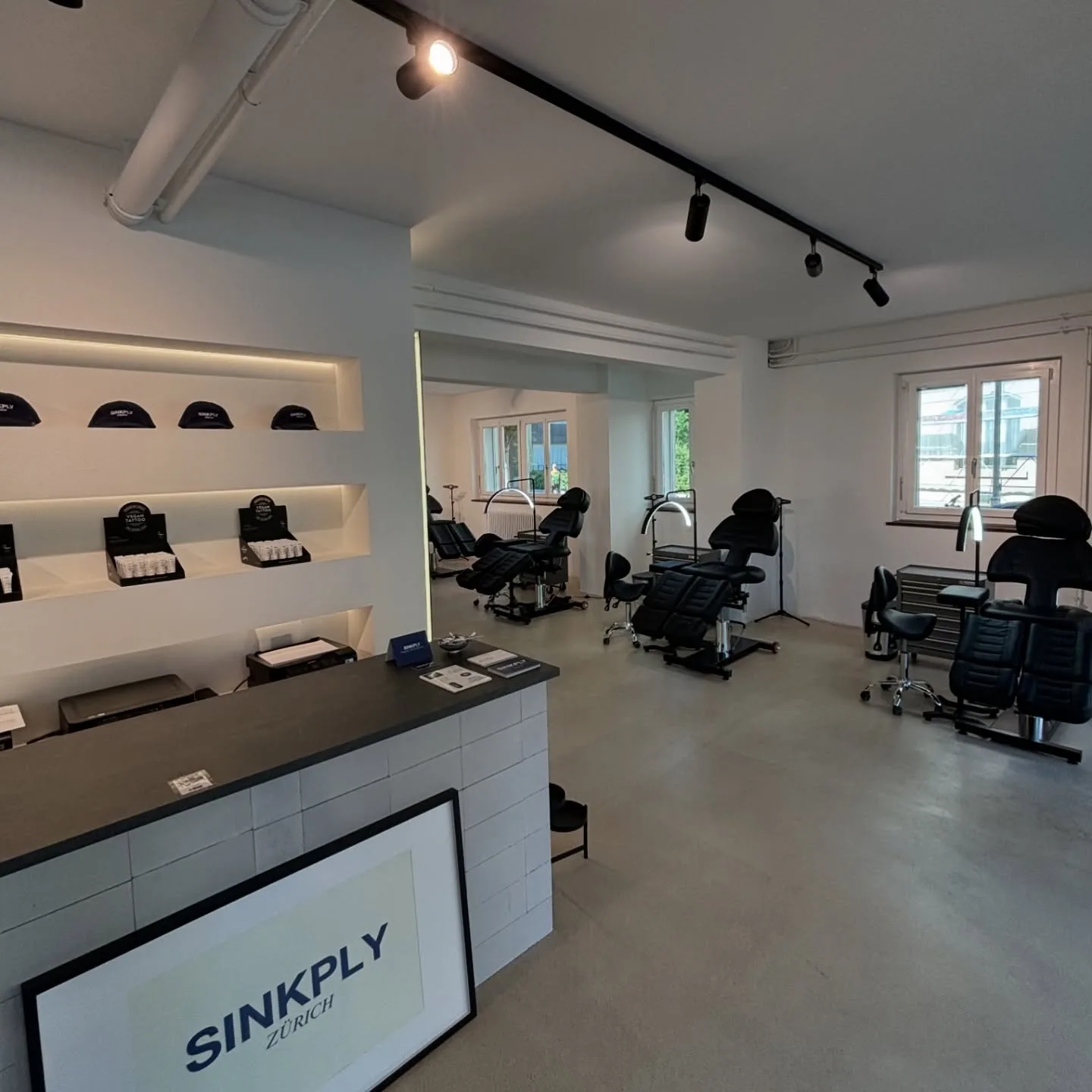 Sinkply Fine Line Tattoo Studio reception Zürich