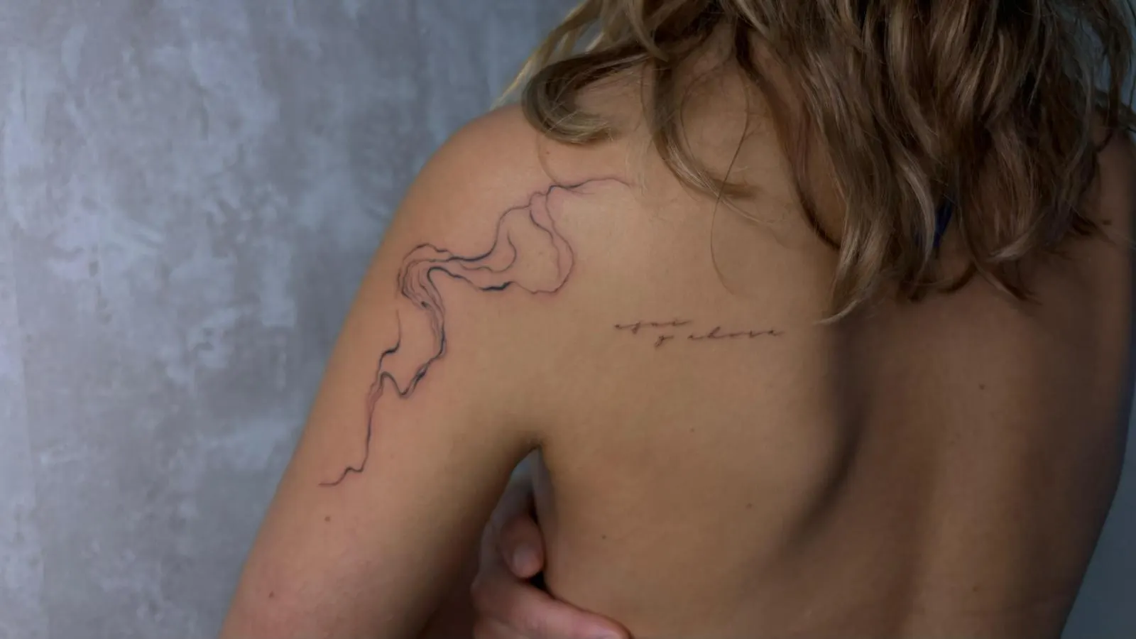 Abstract fliessende Linie auf der Schulter mit Lettering — Fine Line