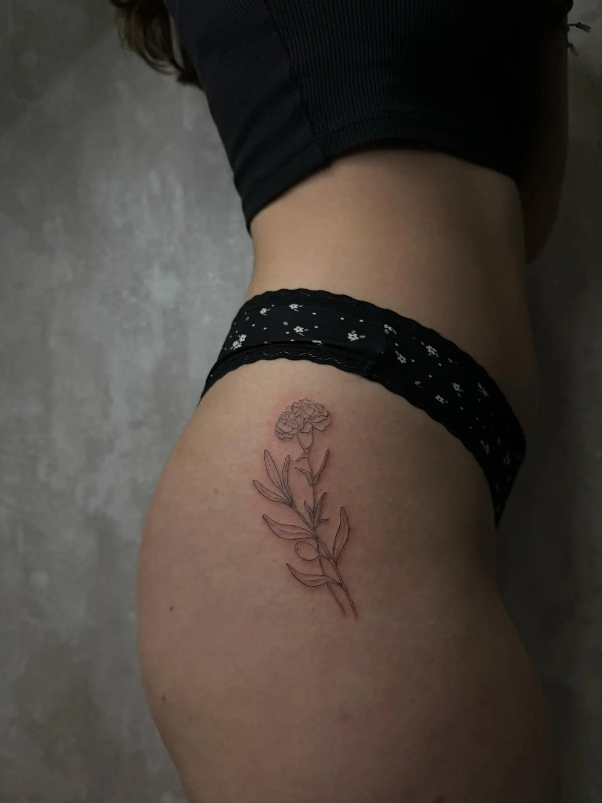 Nelke Blume Fine Line Tattoo an der Hüfte, feine Linien — Sinkply