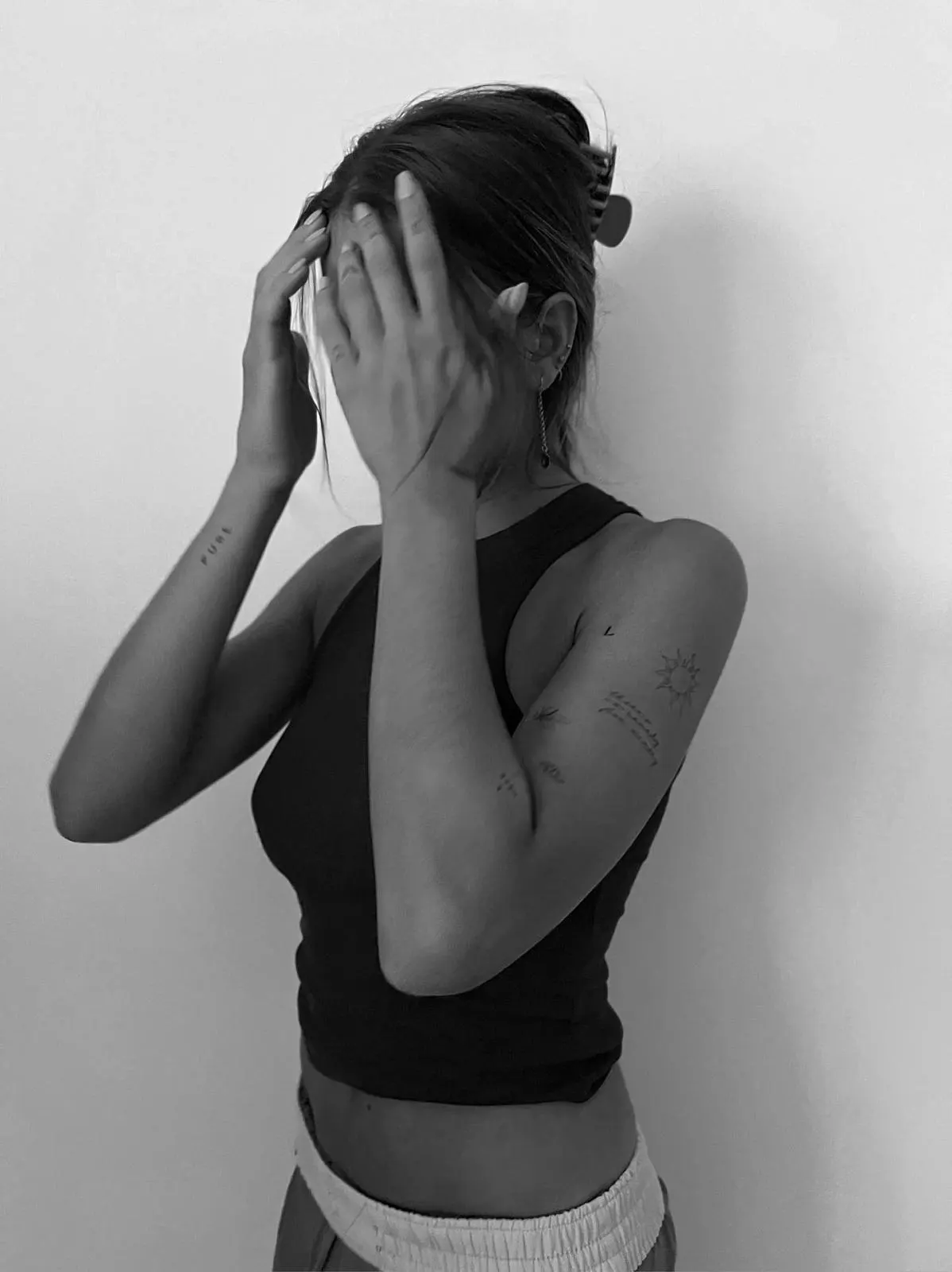 Editorial woman with fine line tattoo collection Sinkply Zürich