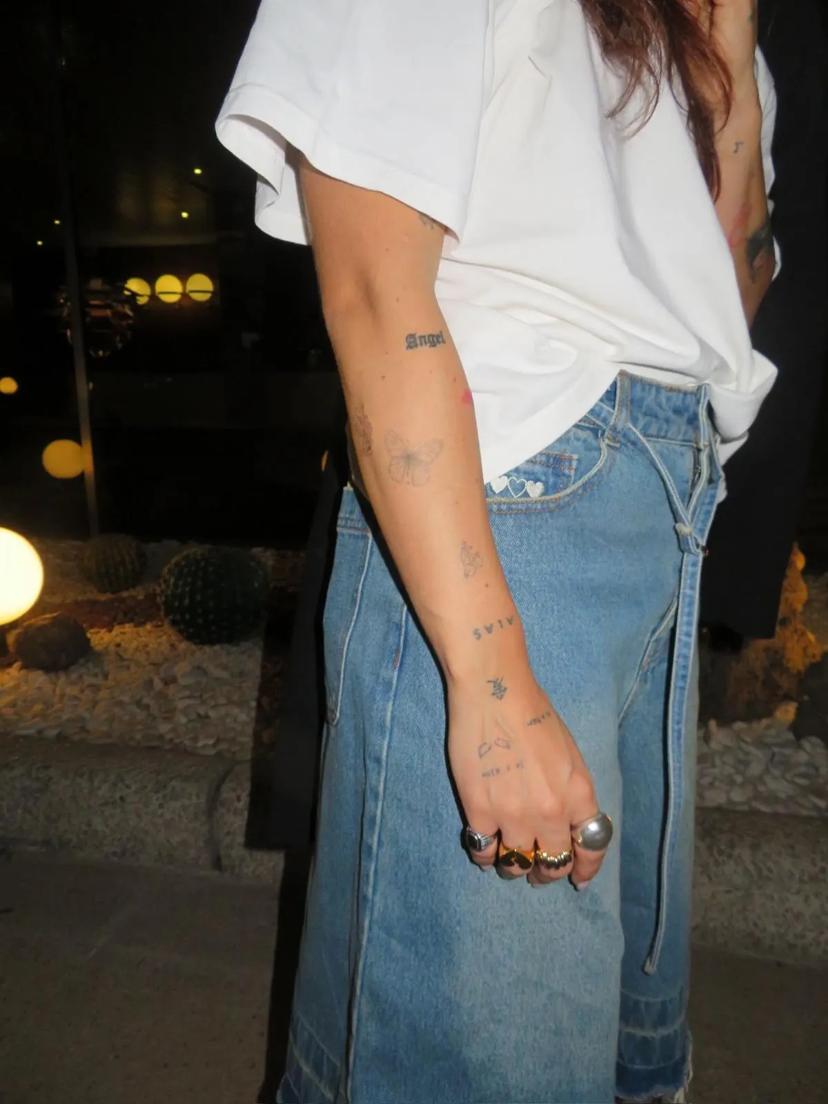 Street Style Editorial Mini Tattoos mit Jeans — Sinkply Zürich