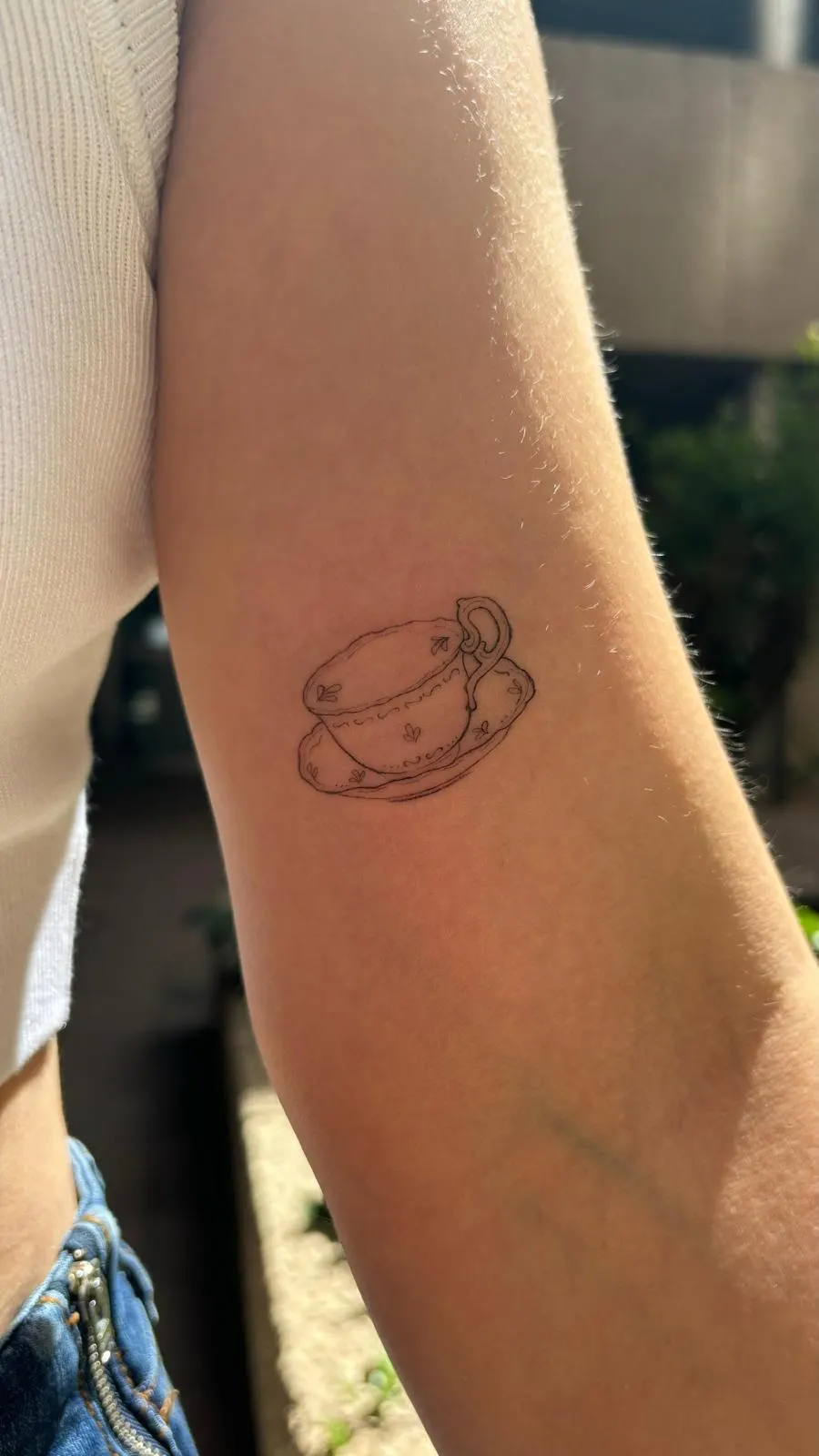 Vintage Teetasse Fine Line Tattoo am Arm — figurative Zürich