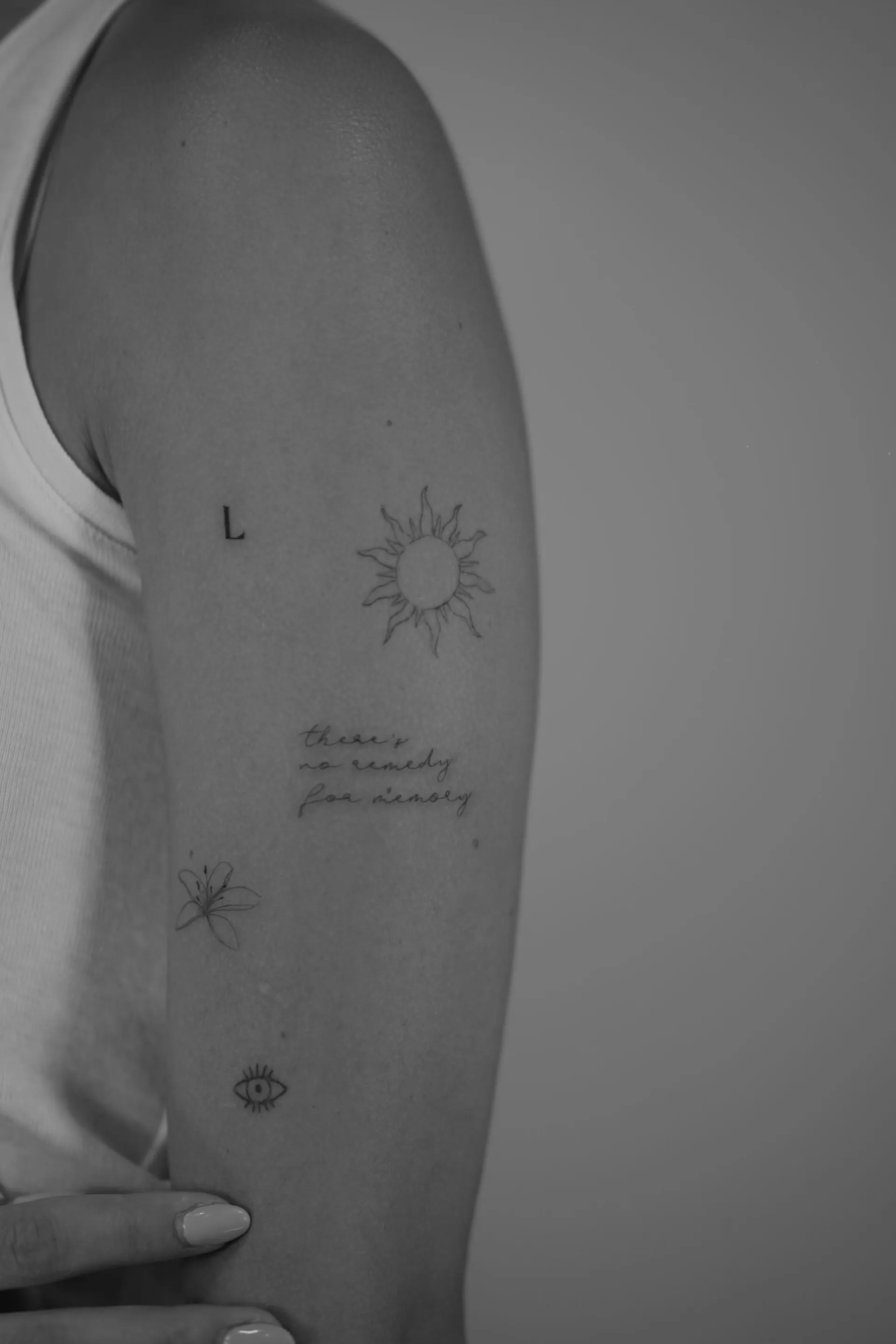 Kollektion am Arm Sonne Auge Lettering Fine Line schwarz-weiss