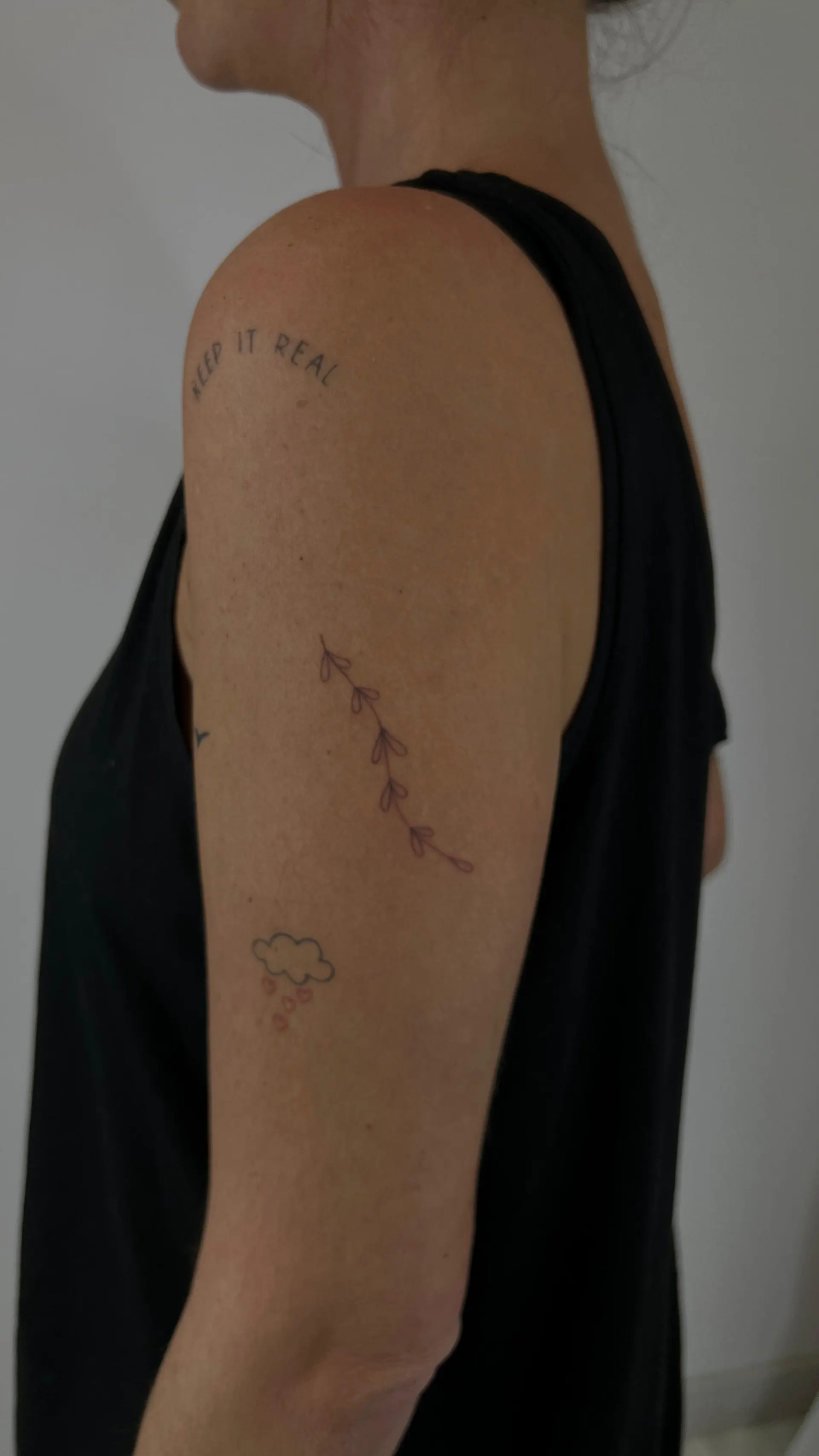 Keep it real Mini Tattoo mit Olivenzweig und Wolke am Arm