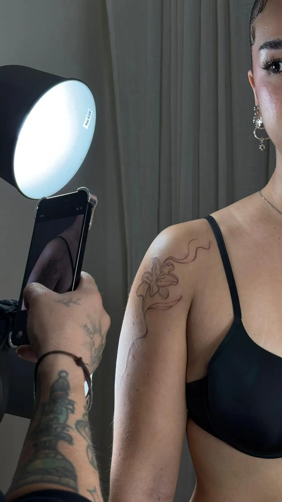 Process Fotografieren Lilie Fine Line Tattoo Ringlicht — Sinkply